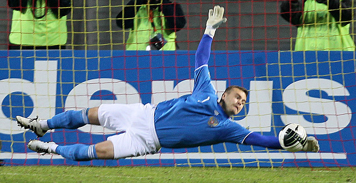 12 октября 2010 года. Скопье. Македония - Россия - 0:1. Игорь АКИНФЕЕВ отражает пенальти. Фото - Александр ФЕДОРОВ,