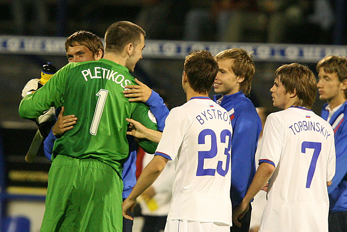 6 июня 2007 года. Загреб. Хорватия - Россия - 0:0. Стипе ПЛЕТИКОСА и российские сборники после матча. Фото - Алексей ИВАНОВ,