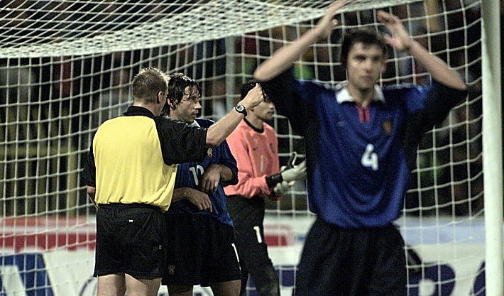 1 сентября 2001 года. Любляна. Словения - Россия - 2:1. 90-я минута. Грэм ПОЛЛ назначает пенальти в ворота россиян. Фото - Александр ФЕДОРОВ,