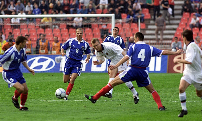 25 апреля 2001 года. Белград. Югославия - Россия - 0:1. В атаке Владимир БЕСЧАСТНЫХ. Фото - Григорий ФИЛИППОВ