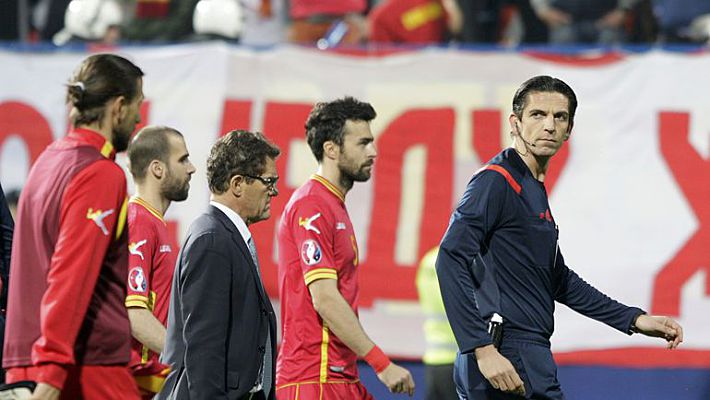 2-я минута. Арбитр Дениз АЙТЕКИН (справа) в первый раз уводит Фабио КАПЕЛЛО и остальных с поля. Фото – REUTERS