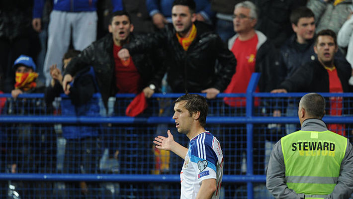 66-я минута. Дмитрий КОМБАРОВ показывает судьям, что в него с трибун летят посторонние предметы. После этого матч будет прерван окончательно. Фото – Александр ФЕДОРОВ,