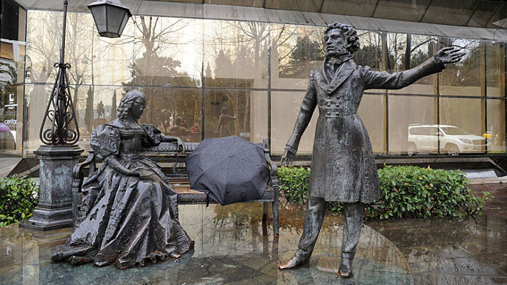 Памятник в Подгорице Александру Пушкину и Наталье Гончаровой. Фото – Александр ФЕДОРОВ,