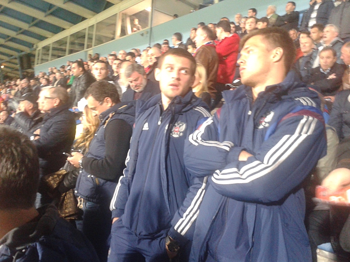 Максим КАНУННИКОВ и Руслан КАМБОЛОВ на трибуне стадиона