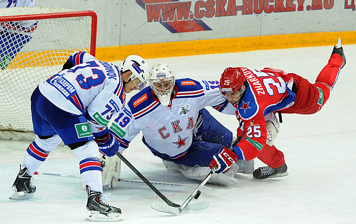 Микко КОСКИНЕН ликвидирует опасный момент у своих ворот. Фото - Алексей ИВАНОВ,