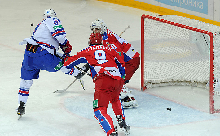 46-я минута. Шайба от ноги защитника ЦСКА Алексея БОНДАРЕВА влетает в ворота Станислава ГАЛИМОВА. Фото - Алексей ИВАНОВ,