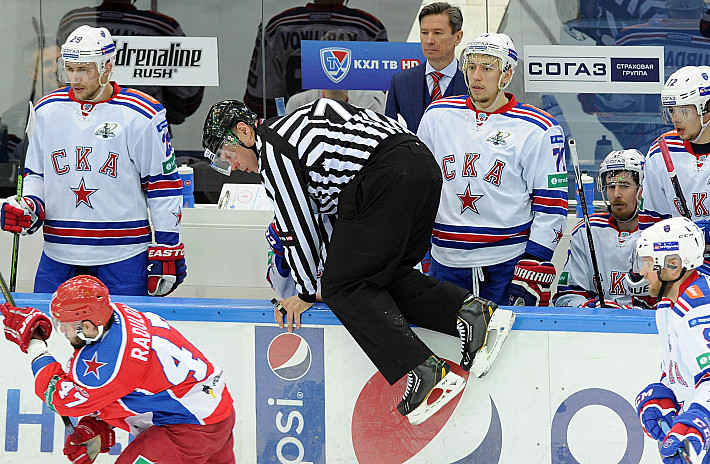 Александр РАДУЛОВ в этом матче не только пугал соперников с лайнсменами, но и обнимал главного арбитра. Фото - Алексей ИВАНОВ,