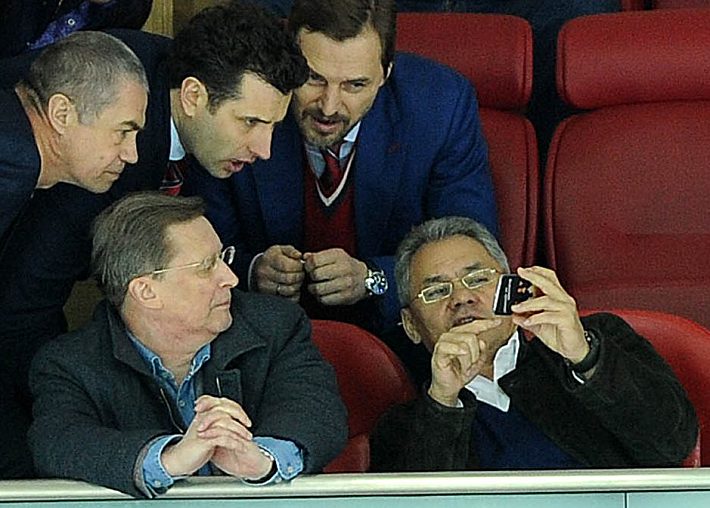 Суббота. Москва. ЦСКА - СКА - 3:2 3ОТ. Министр обороны РФ Сергей ШОЙГУ показывает запись момента со вторым голом питерцев руководителю Администрации Президента РФ Сергею ИВАНОВУ (слева в первом ряду), первому президенту КХЛ Александру МЕДВЕДЕВУ, заместителю президента КХЛ Роману РОТЕНБЕРГУ и главному менеджеру ЦСКА Сергею ФЕДОРОВУ (второй ряд слева направо). Фото - Алексей ИВАНОВ,