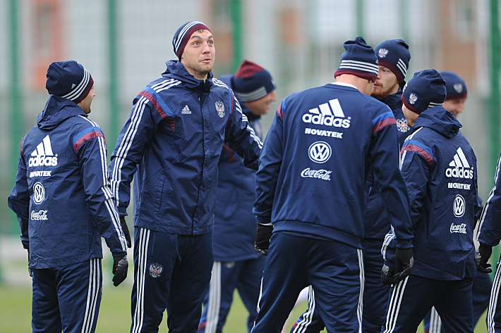 В центре внимания - Артем ДЗЮБА. Фото - Федор УСПЕНСКИЙ,