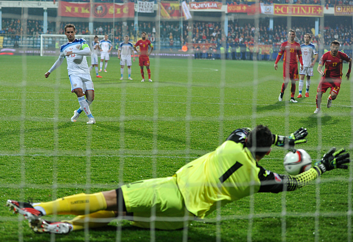 66-я минута. Роман ШИРОКОВ проигрывает 11-метровую дуэль Вукашину ПОЛЕКСИЧУ. Фото - Александр ФЕДОРОВ,