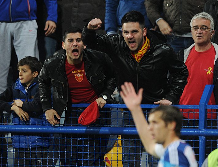 После того как на 66-й минуте с трибун в Дмитрия КОМБАРОВА полетели посторонние предметы, судья прервал матч. Фото - Александр ФЕДОРОВ,