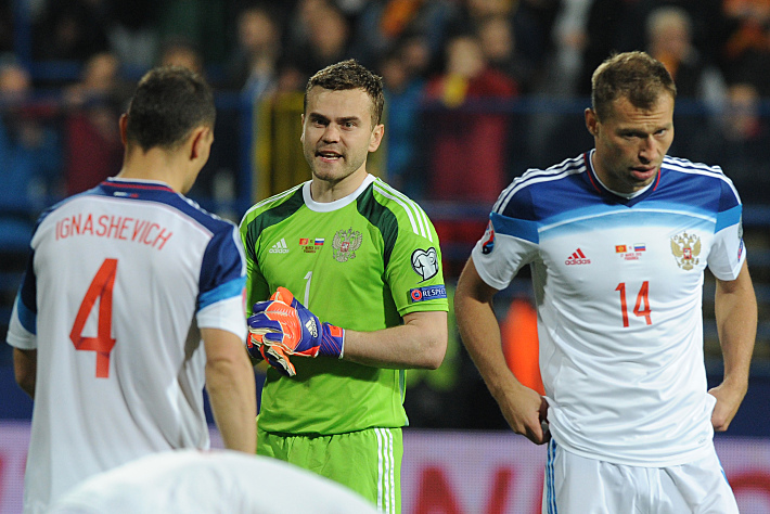 Пятница. Подгорица. Сергей ИГНАШЕВИЧ, Игорь АКИНФЕЕВ и Василий БЕРЕЗУЦКИЙ перед началом матча Черногория - Россия. Фото - Александр ФЕДОРОВ,