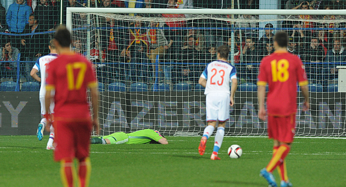 27 марта. Подгорица. Черногория - Россия. 1-я минута. Травма Игоря АКИНФЕЕВА по вине фанатов хозяев. Фото - Александр ФЕДОРОВ,