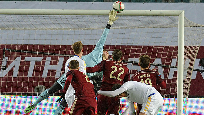 27-я минута. Мяч после штрафного в исполнении Александра Самедова попадает в штангу. Фото - Алексей ИВАНОВ,