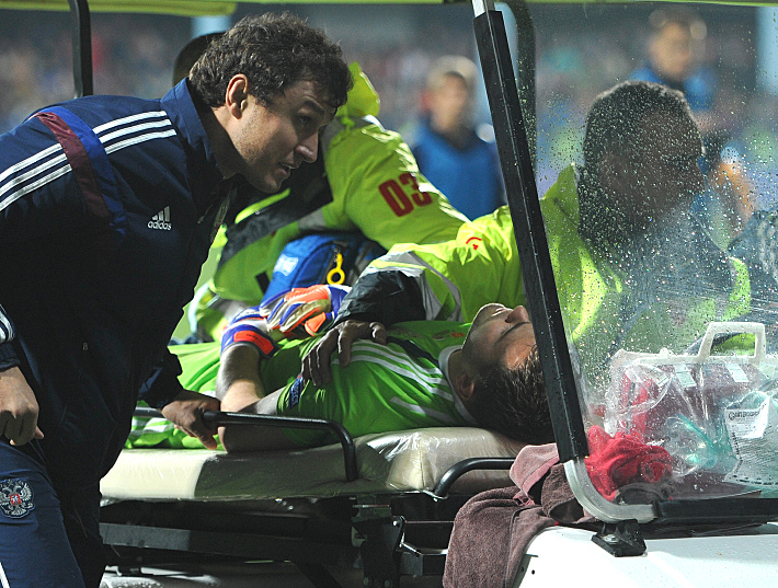 27 марта. Подгорица. Черногория - Россия. Получивший травму после попадания файера на 1-й минуте Игорь АКИНФЕЕВ и врач сборной России Эдуард БЕЗУГЛОВ. Фото - Александр ФЕДОРОВ,