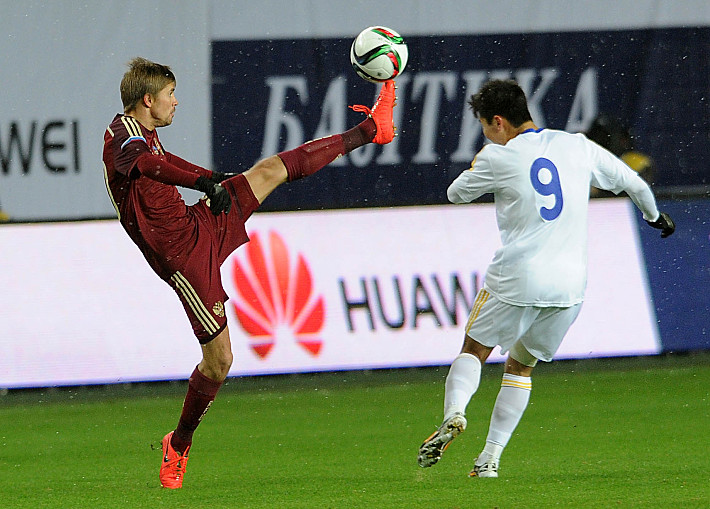 Вторник. Химки. Россия – Казахстан – 0:0. С мячом Дмитрий ТОРБИНСКИЙ. Фото – Алексей ИВАНОВ,