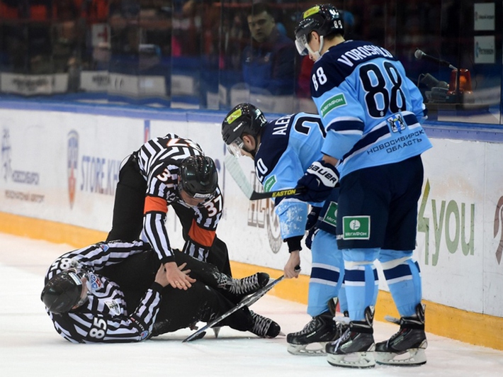 18-я минута. Лайнсмен Александр САДОВНИКОВ получает травму. Фото - Юрий КУЗЬМИН, photo.khl.ru