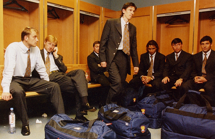 5 июня 1999 года. Париж. Франция – Россия – 2:3. Раздевалка гостей после матча: Дмитрий ХОХЛОВ, Игорь ЯНОВСКИЙ, Юрий ДРОЗДОВ, Алексей СМЕРТИН, Сергей ЮРАН, Илья ЦЫМБАЛАРЬ и Игорь ЧУГАЙНОВ. Фото – Сергей КИВРИН