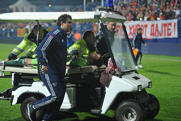 27 марта. Подгорица. Черногория - Россия. 2-я минута. Врач Эдуард БЕЗУГЛОВ и травмированный вратарь Игорь АКИНФЕЕВ. Фото - Александр ФЕДОРОВ,