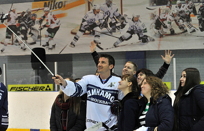 Нападающий Николай ЖЕРДЕВ: фото с поклонницами. Фото - Алексей ИВАНОВ,