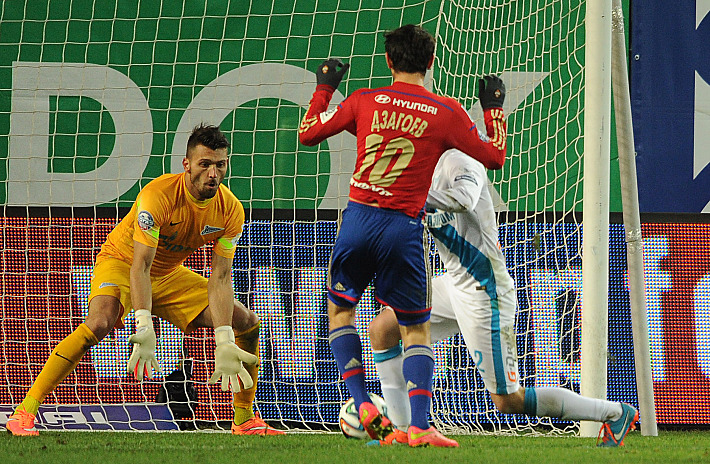 Алан ДЗАГОЕВ (№10) против Юрия ЛОДЫГИНА и Александра АНЮКОВА. Фото - Алексей ИВАНОВ,