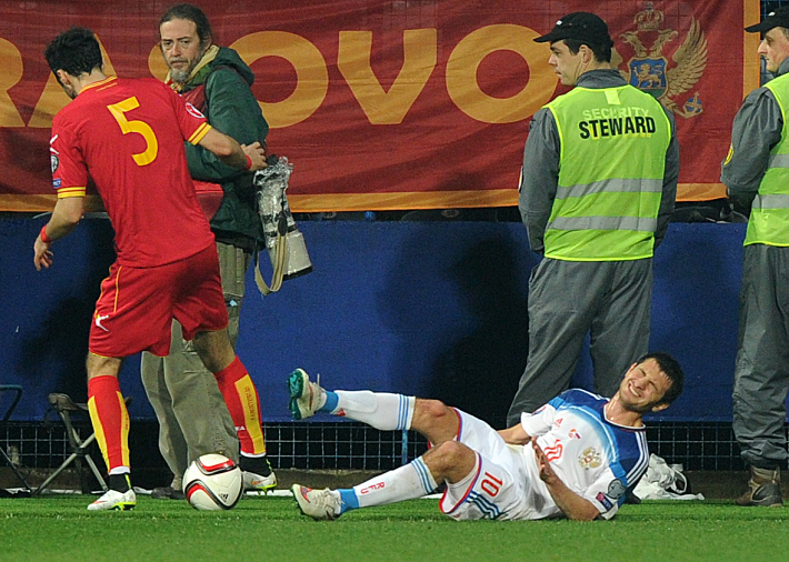 27 марта. Подгорица. Черногория - Россия. 44-я минута. Травма Алана ДЗАГОЕВА. Фото - Александр ФЕДОРОВ,