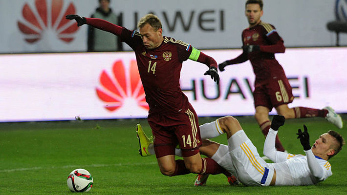 31 марта. Химки. Россия - Казахстан - 0:0. В этом единоборстве Василий БЕРЕЗУЦКИЙ (№ 14) получает травму - и на 22-й минуте будет заменен. Фото - Алексей ИВАНОВ,