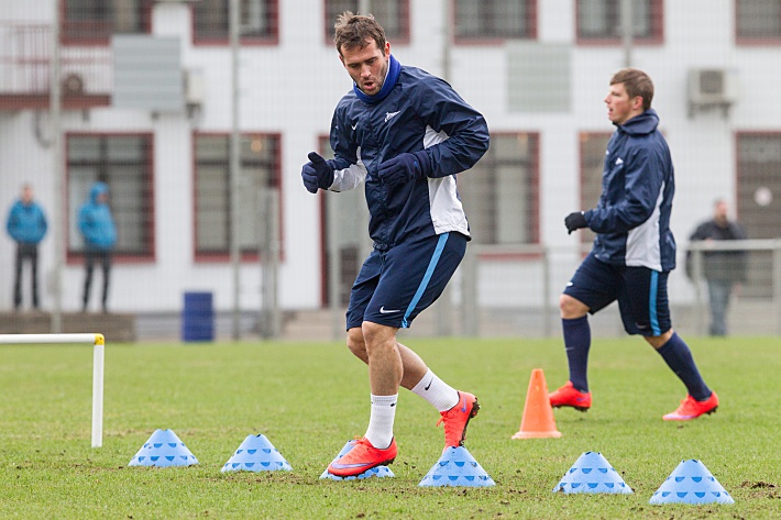 Пятница. Санкт-Петербург. Александр КЕРЖАКОВ и Андрей АРШАВИН (справа) вновь работают с основой