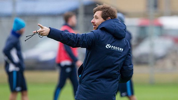 Пятница. Санкт-Петербург. Перст указующий главного тренера сине-бело-голубых Андре ВИЛЛАШ-БОАША. Фото - Вячеслав ЕВДОКИМОВ/ФК