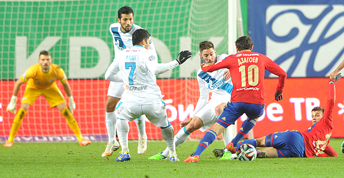 Роман ЕРЕМЕНКО (на газоне) и ХАВИ ГАРСИЯ (третий справа). Фото – Татьяна ДОРОГУТИНА,