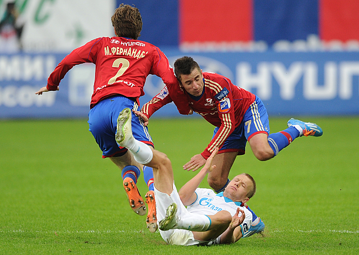 Игорь СМОЛЬНИКОВ (на газоне) против Мариу ФЕРНАНДЕСА (№2) и Зорана ТОШИЧА. Фото – Алексей ИВАНОВ,