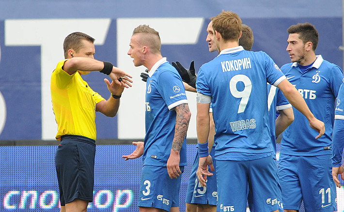 78-я минута. Владислав БЕЗБОРОДОВ назначает второй за минуту пенальти в ворота