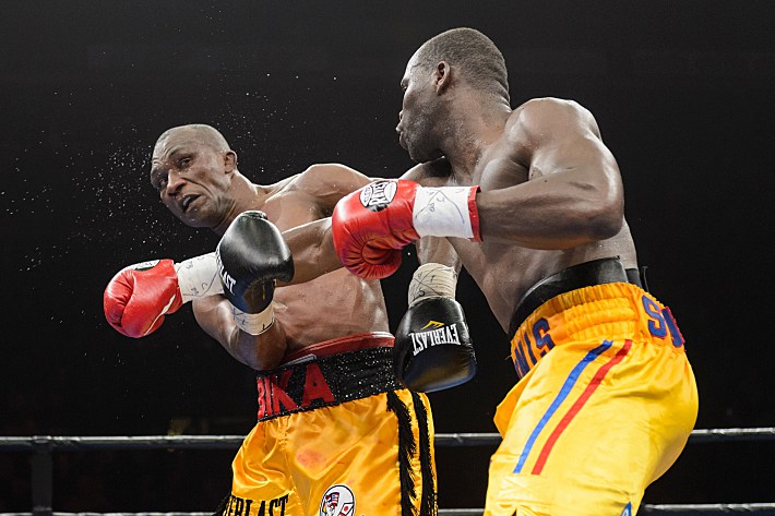 Суббота. Квебек. Адонис СТИВЕНСОН (справа) и Сакио БИКА. Фото AFP