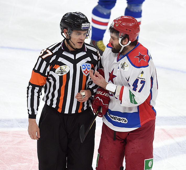 Воскресенье. Санкт-Петербург. СКА - ЦСКА - 2:1 ОТ. Константин ОЛЕНИН и Александр РАДУЛОВ. Фото - Владимир Беззубов, photo.khl.ru