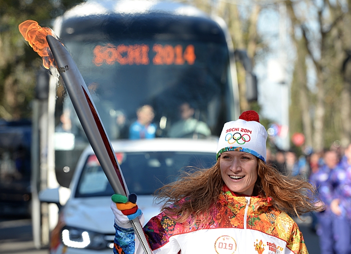 2014 год. Руководитель пресс-службы Олимпийского комитета России Мария КИСЕЛЕВА во время эстафеты Олимпийского огня в Сочи. Фото - Павел ЛИСИЦЫН/РИА Новости