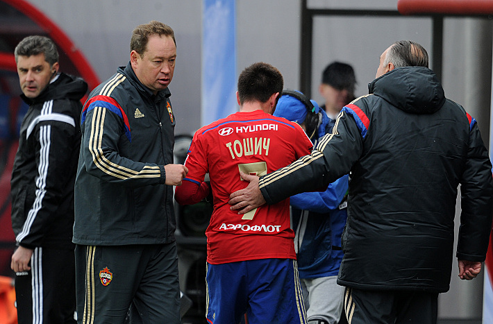 Леонид СЛУЦКИЙ меняет Зорана ТОШИЧА. Фото - Алексей ИВАНОВ,