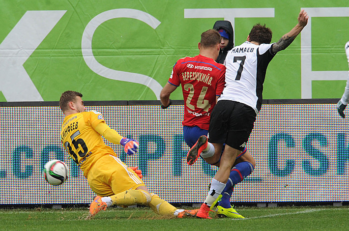 Павел МАМАЕВ (№7) против Игоря АКИНФЕЕВА и Василия БЕРЕЗУЦКОГО. Фото - Алексей ИВАНОВ,