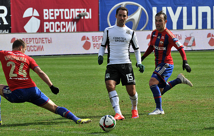 88-я минута. Роман ШИРОКОВ пасует на автора ответного гола Вандерсона... Фото - Алексей ИВАНОВ,