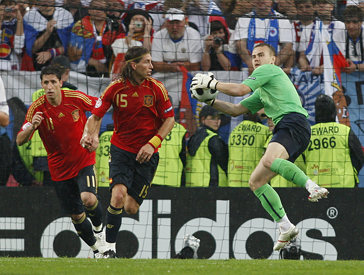 10 июня 2008 года. Инсбрук. Россия - Испания - 1:4. В игре Игорь АКИНФЕЕВ. Фото - Александр ФЕДОРОВ,