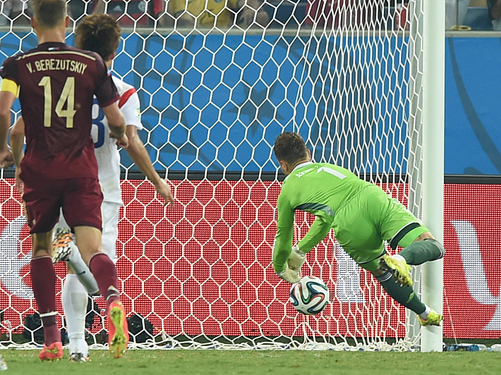 17 июня 2014 года. Куяба. Россия - Корея - 1:1. Игорь АКИНФЕЕВ пропускает гол... Фото - Александр ФЕДОРОВ,