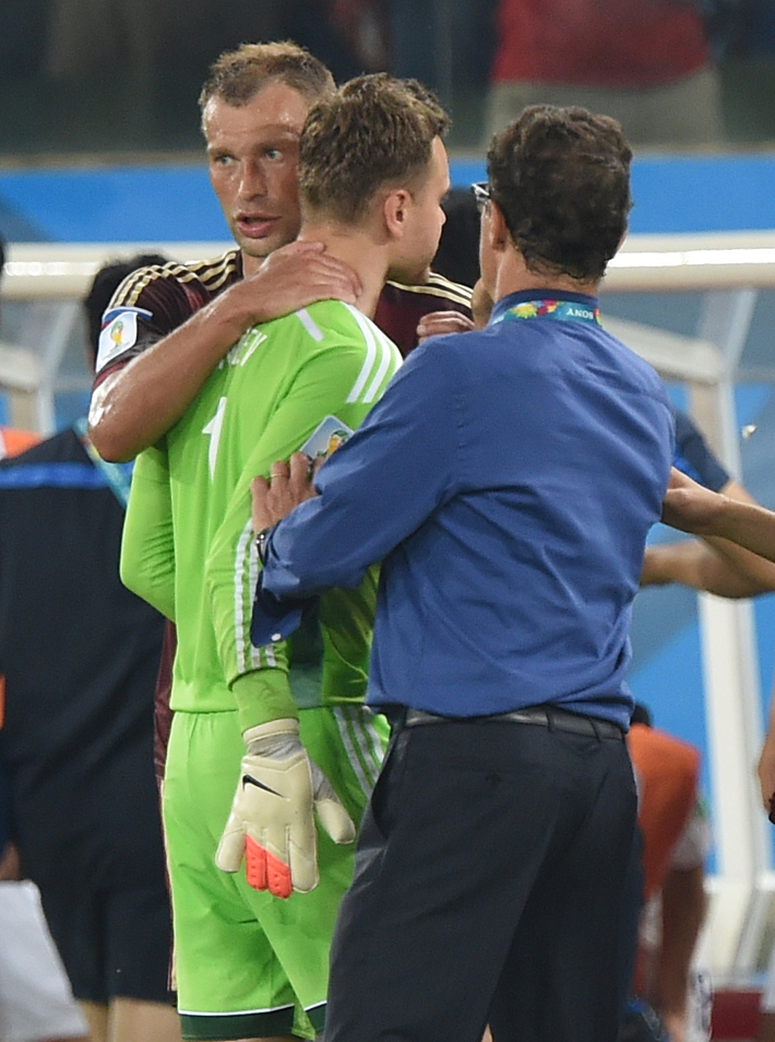 17 июня 2014 года. Куяба. Россия - Корея - 1:1. Игорь АКИНФЕЕВ после матча с Василием БЕРЕЗУЦКИМ и Фабио КАПЕЛЛО. Фото - Александр ФЕДОРОВ,