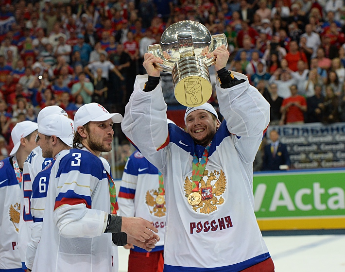 25 мая 2014 года. Минск. Сергей БОБРОВСКИЙ с кубком чемпионов мира. Фото - photo.khl.ru