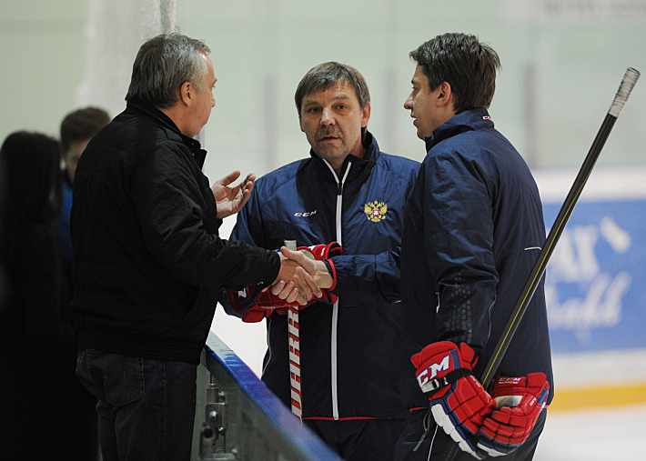 Генеральный менеджер сборной России Андрей САФРОНОВ, главный тренер Олег ЗНАРОК и его помощник Харийс ВИТОЛИНЬШ (слева направо). Фото - Александр ФЕДОРОВ,