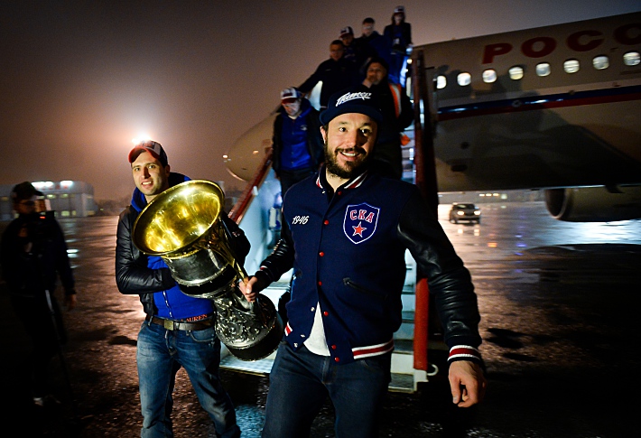 Понедельник. Пулково. Капитан питерских армейцев Илья КОВАЛЬЧУК и вице-президент клуба Роман РОТЕНБЕРГ с Кубком Гагарина. Фото ХК СКА/SKA.RU/ photo.khl.ru