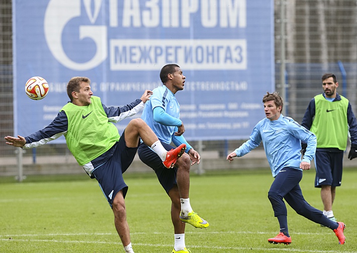 Вчера. Удельная. Доменико КРИШИТО, Саломон РОНДОН, Андрей АРШАВИН и ДАННИ готовятся к матчу с