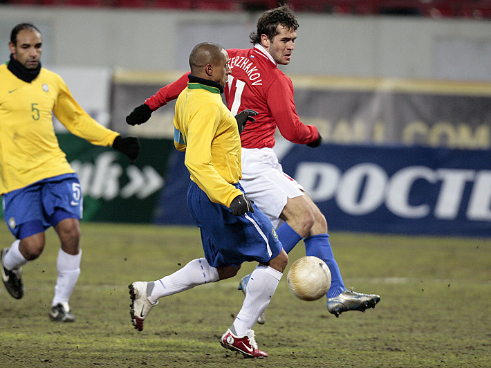 1 марта 2006 года.Москва. Россия - Бразилия - 0:1. В игре Александр КЕРЖАКОВ (против РОБЕРТО КАРЛОСА). Фото - Алексей ИВАНОВ,