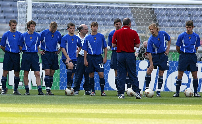 Июнь 2002 года. Йокогама. Александр КЕРЖАКОВ вместе с партнерами по сборной России слушает наставления Олега РОМАНЦЕВА. Фото - Александр ФЕДОРОВ,