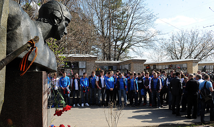 Сборная России у могилы Валерия Харламова. Фото - Алексей ИВАНОВ,