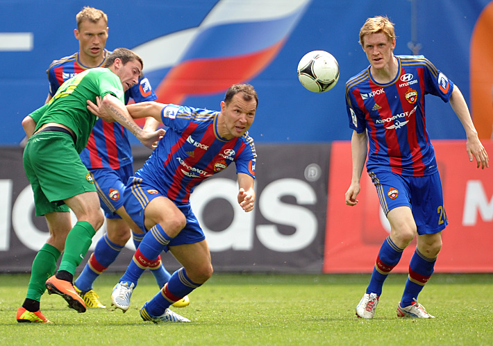 Василий БЕРЕЗУЦКИЙ, Сергей ИГНАШЕВИЧ и Расмус ЭЛЬМ в золотом матче. Фото - Александр ФЕДОРОВ,