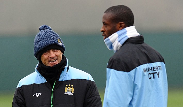 Роберто МАНЧИНИ (слева) и Яя ТУРЕ. Фото AFP